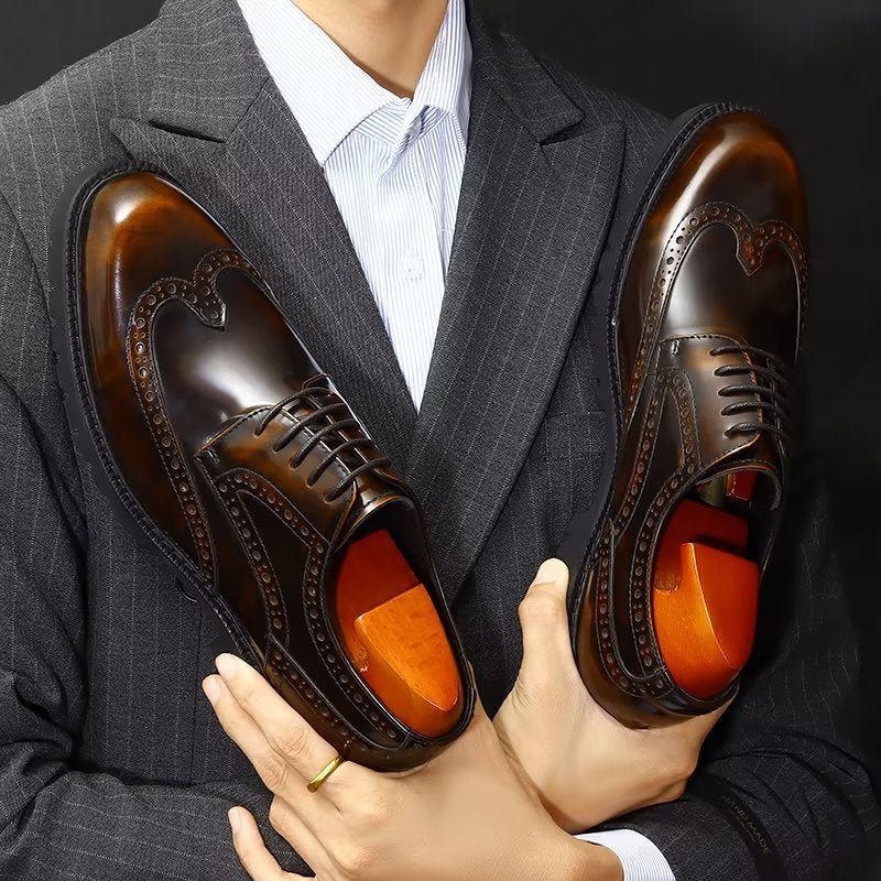 Pánské Společenské Boty Reliéfní Elegance Brogue - Káva